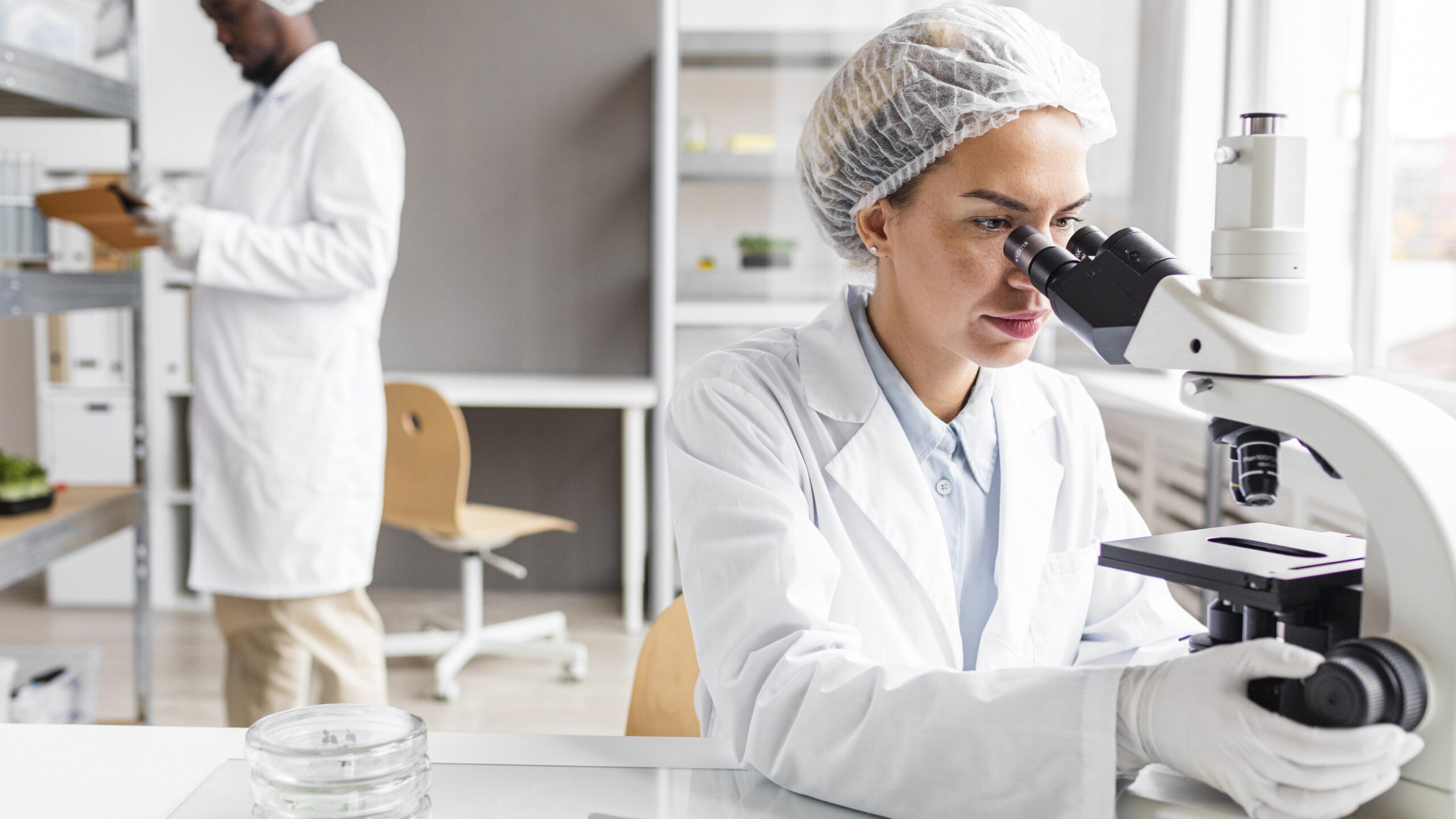 chercheurs-dans-laboratoire-biotechnologie-tablette-microscope